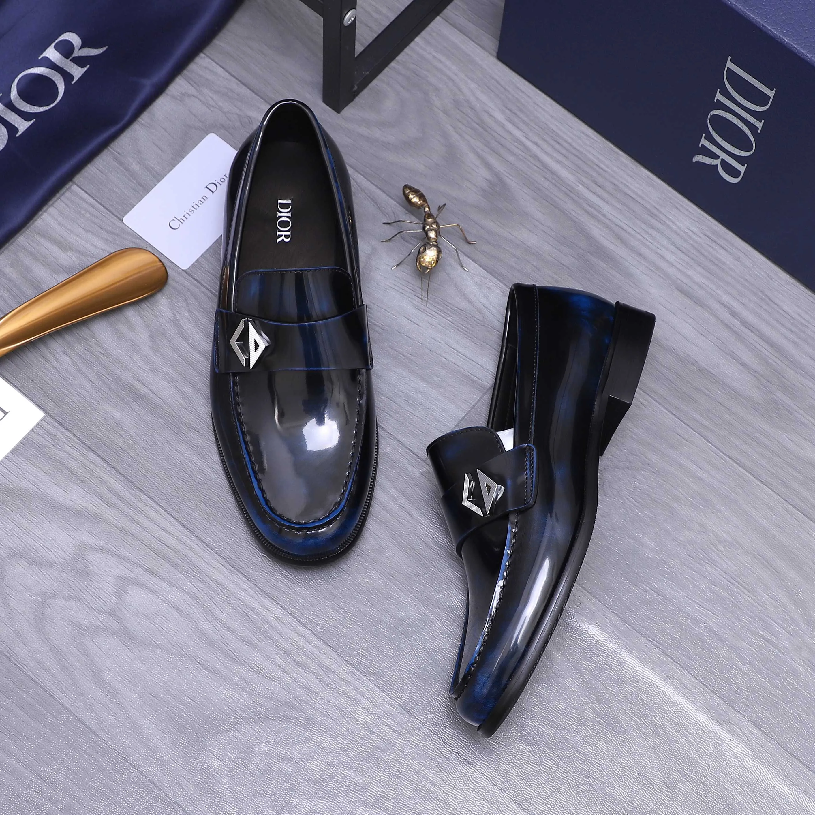 Men's shoes 💰580 Product trademark: Dior "Dior" formal business leather shoes Regular size: 39-45 (45 is custom-made and non-returnable) Product materials: Selected pearlescent polished cowhide upper, cowhide lining, original outsole